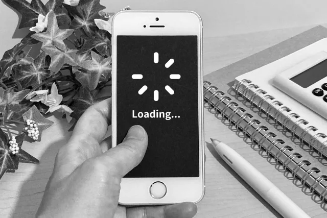 スマホ画面がフリーズして動かない！今すぐできる直し方と予防策まとめ